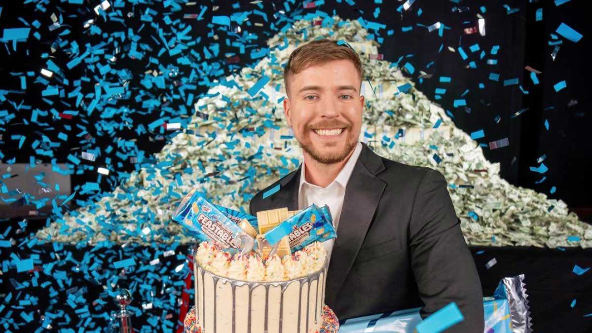 بحركة "محرجة".. مستر بيست يثير الجدل في حفل "جوائز MTV"