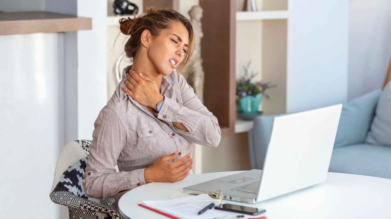 قد يكلفك رقبتك.. دراسة تحذر من مخاطر الجلوس الطويل