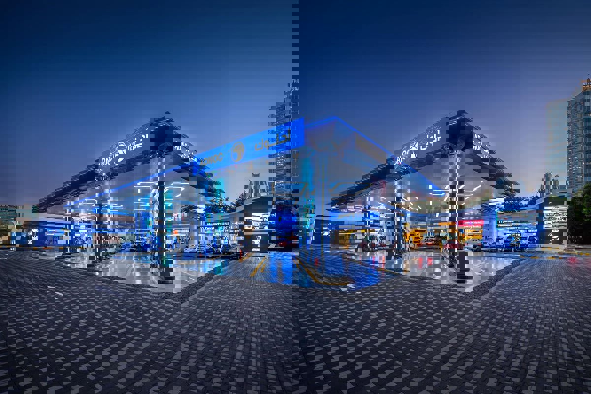 أدنوك الإماراتية تستهدف توفير 200 شاحن سريع للسيارات الكهربائية