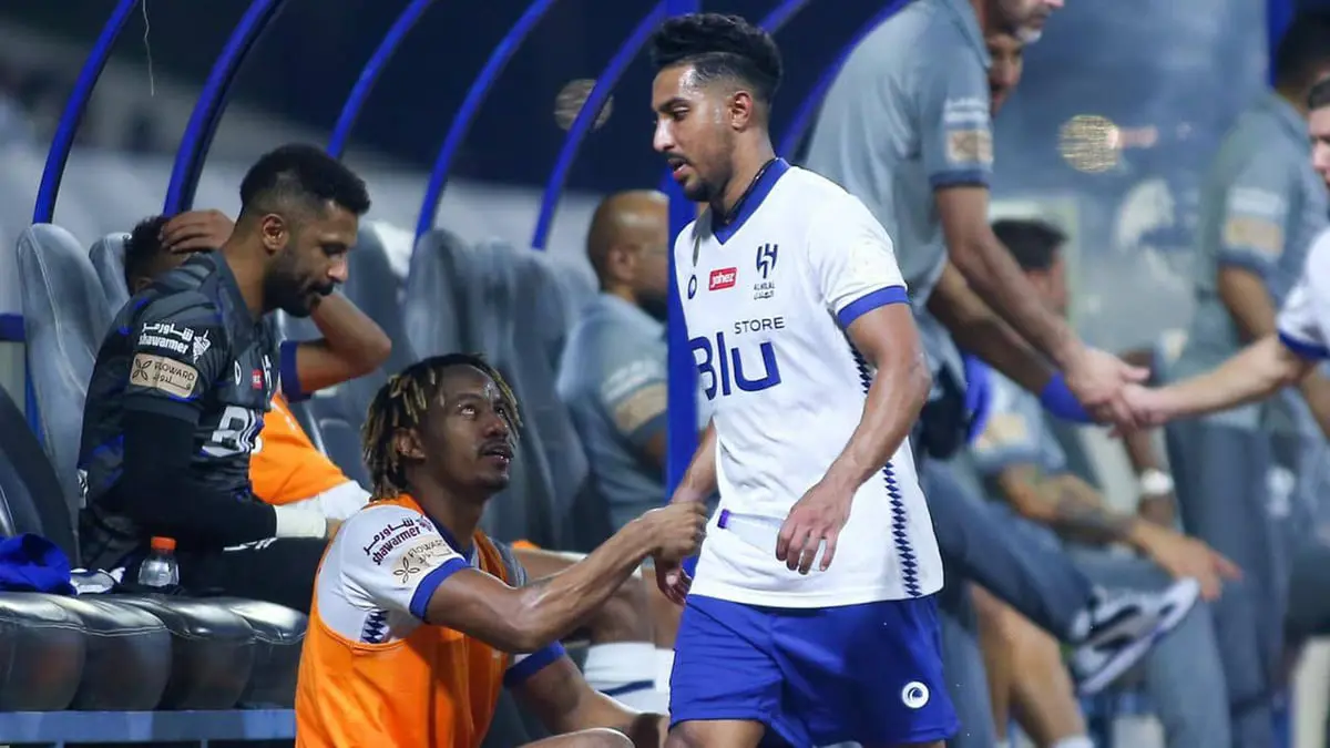 سالم الدوسري يعتذر لمدربه رامون دياز بعد انفعاله خلال مباراة الهلال والفتح