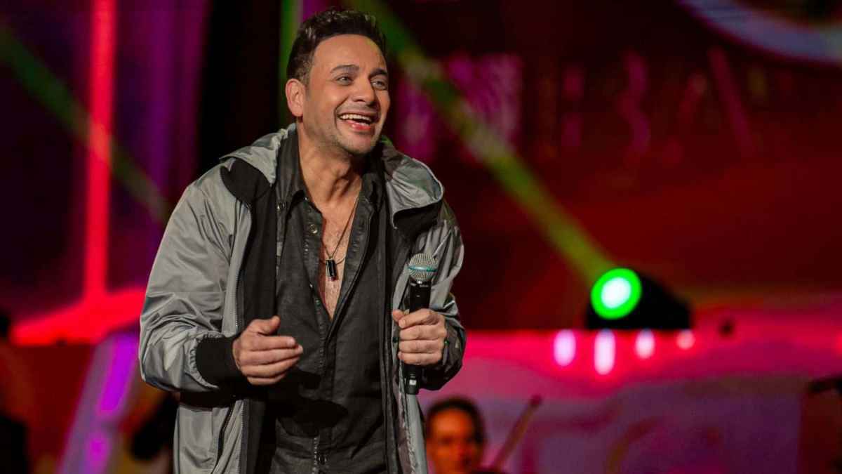 150 عريسا وعروسة.. مصطفى قمر يحيي حفل زفاف جماعيا (فيديو)