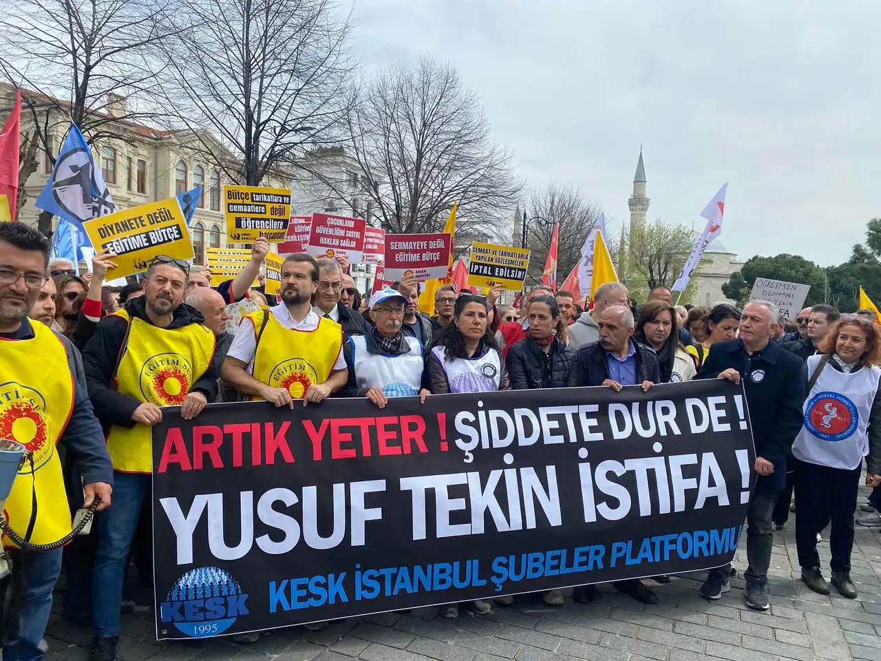 نقابة المعلمين نظمت احتجاجاً طالبت فيه باستقالة الوزير