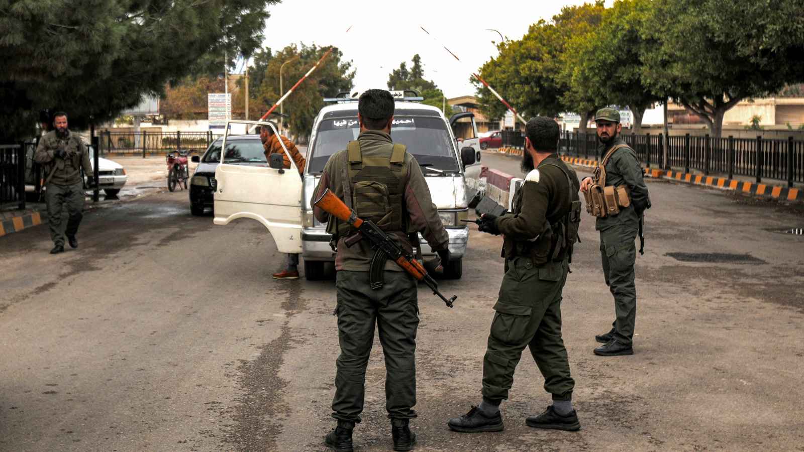 بالتكبيرات والأسلحة.. قوات عسكرية تثير الذعر في طرطوس