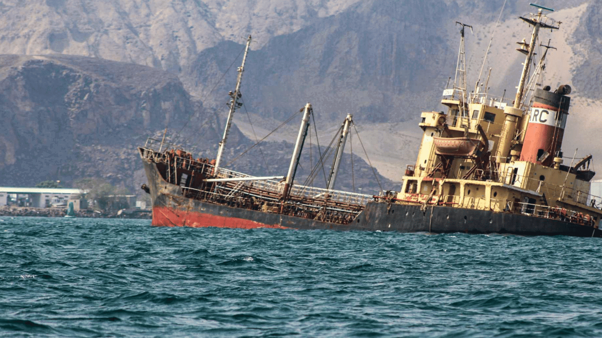 مخاطر التلوث البيئي تتربص بالسواحل اليمنية