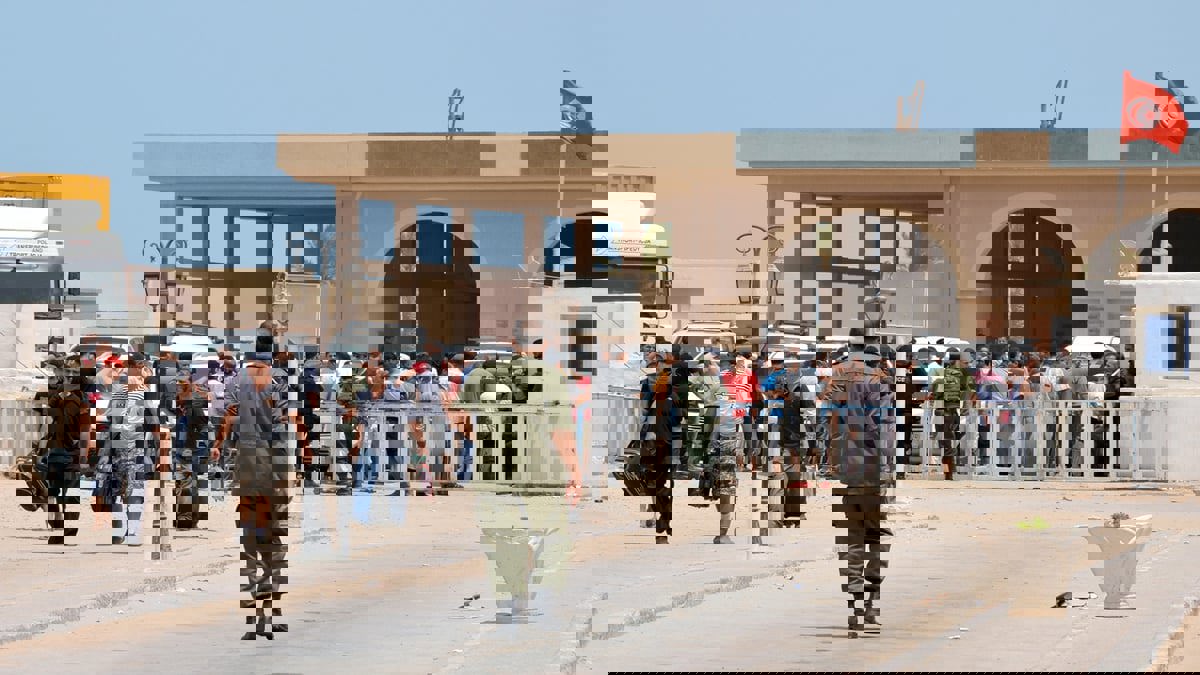 معادلة صعبة.. هل أصبح المهرّبون في تونس "دولة داخل الدولة"؟