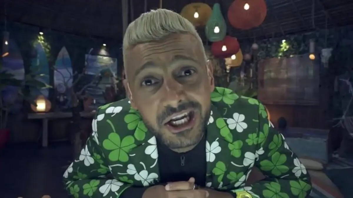 رامز جلال يسخر من فنان مريض بـ"الشفة الأرنبية" في مقلب "الشلال" (فيديو)