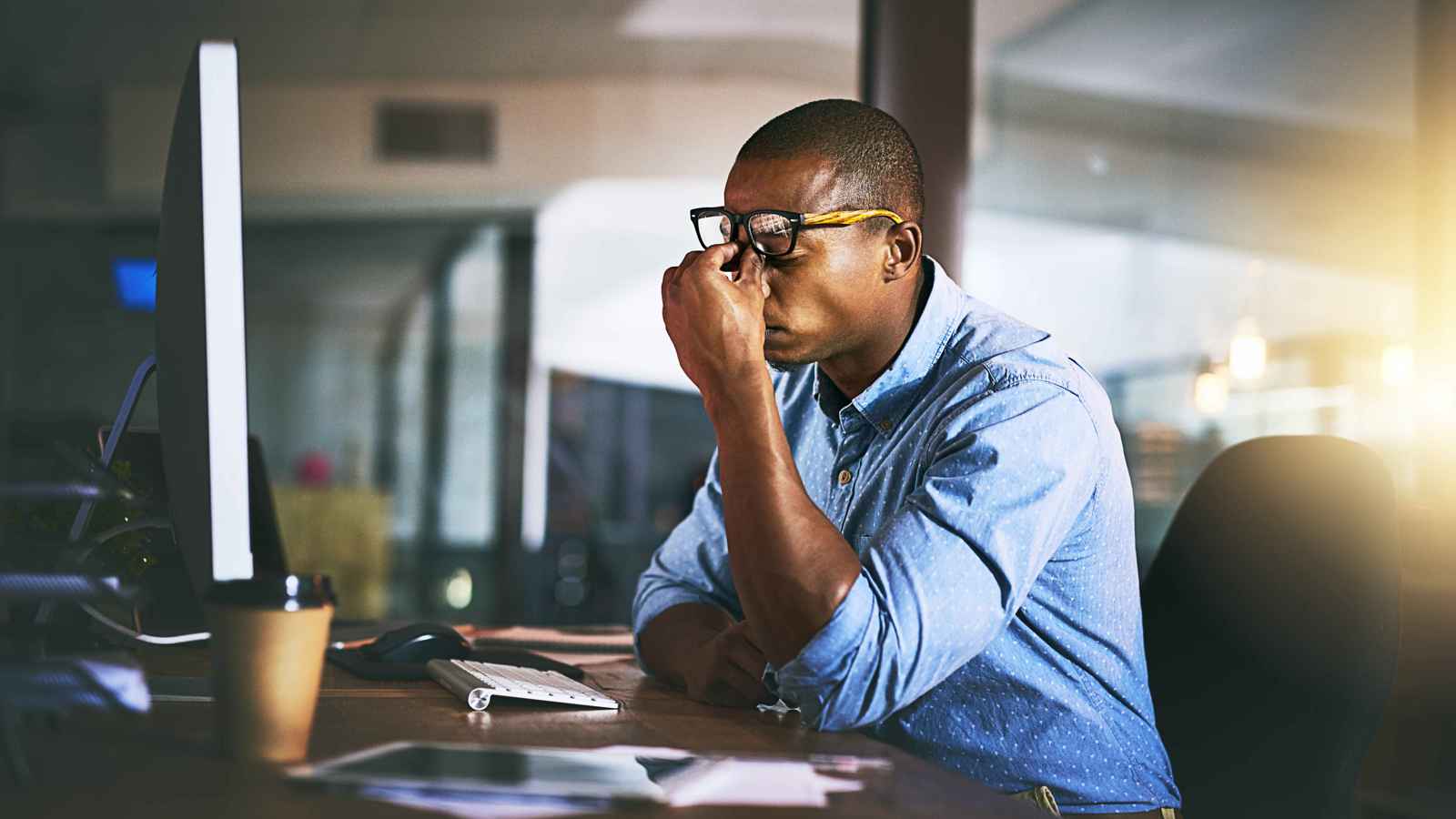 من الجلد حتى القلب.. هكذا يدمر العمل المفرط جسمك