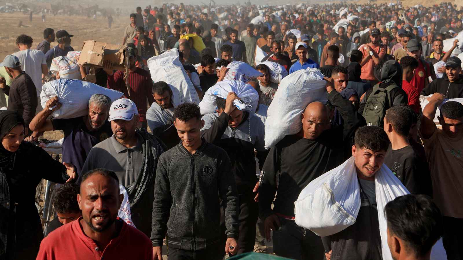 بعد مقتل عناصر إغاثة.. إسرائيل تتّهم حماس باستخدام "سلاح المعاناة"