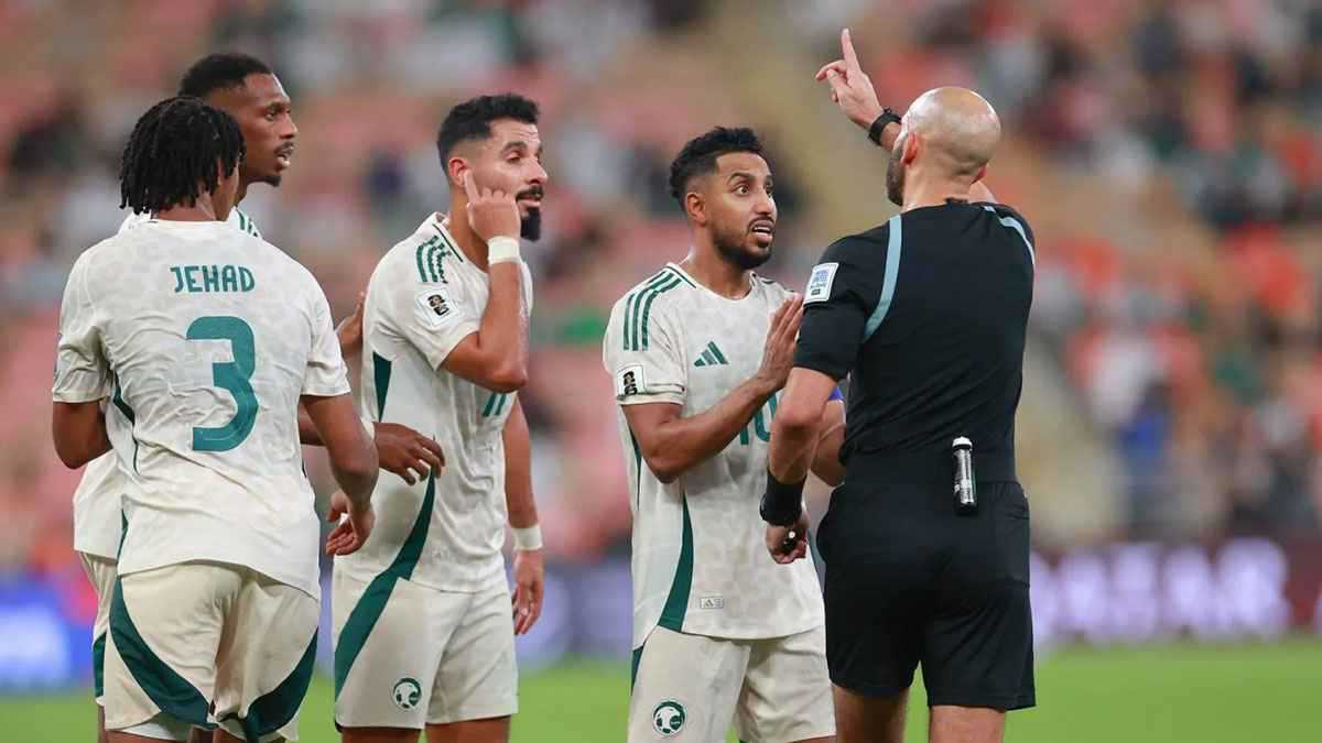 سر طرد محمد كنو.. لقطة توضح تصرفه تجاه الحكم أحمد العلي (فيديو)