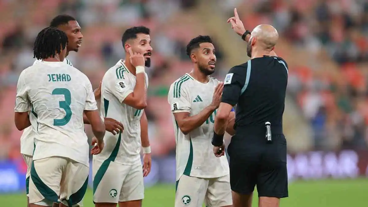 سر طرد محمد كنو.. لقطة توضح تصرفه تجاه الحكم أحمد العلي (فيديو)