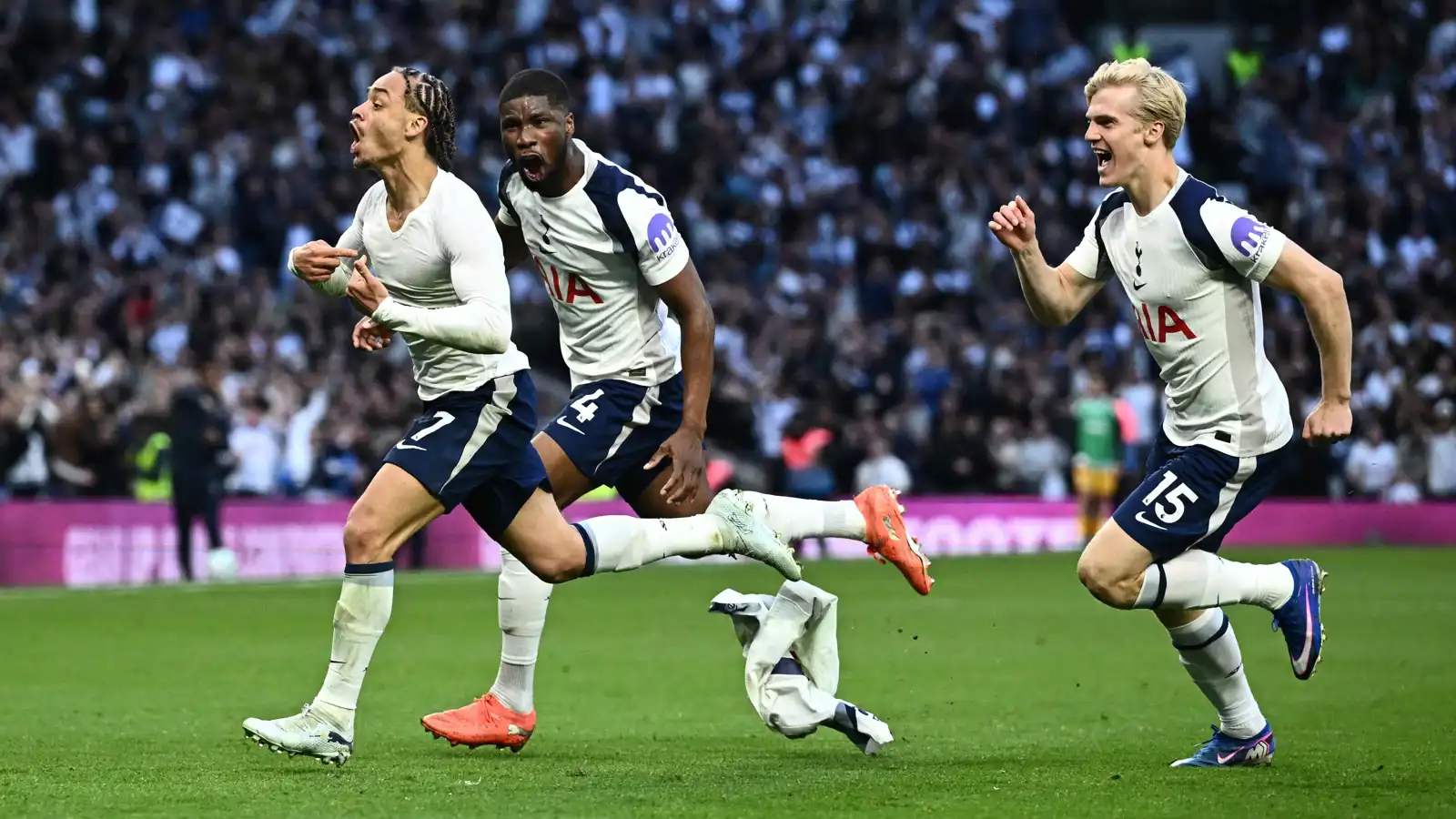 5 لاعبين.. برشلونة ينقض على نجوم توتنهام