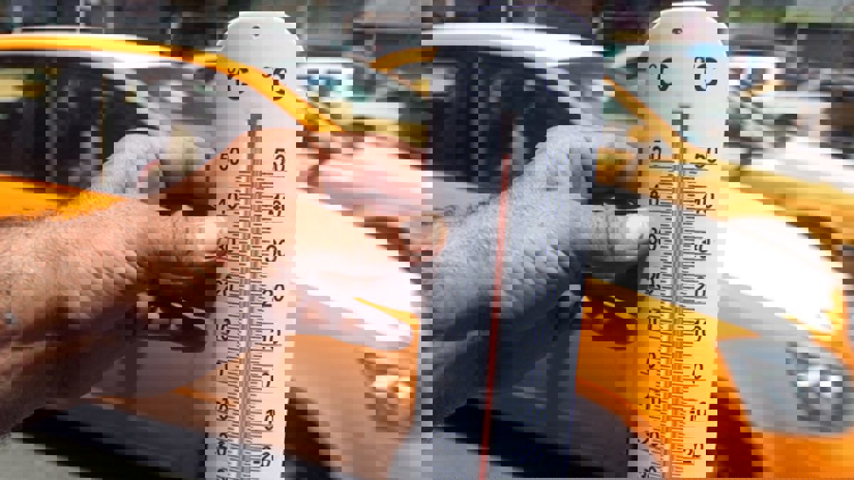 "قاطعوا أشعة الشمس".. حملة ساخرة في العراق بسبب الأجواء الملتهبة (صور)