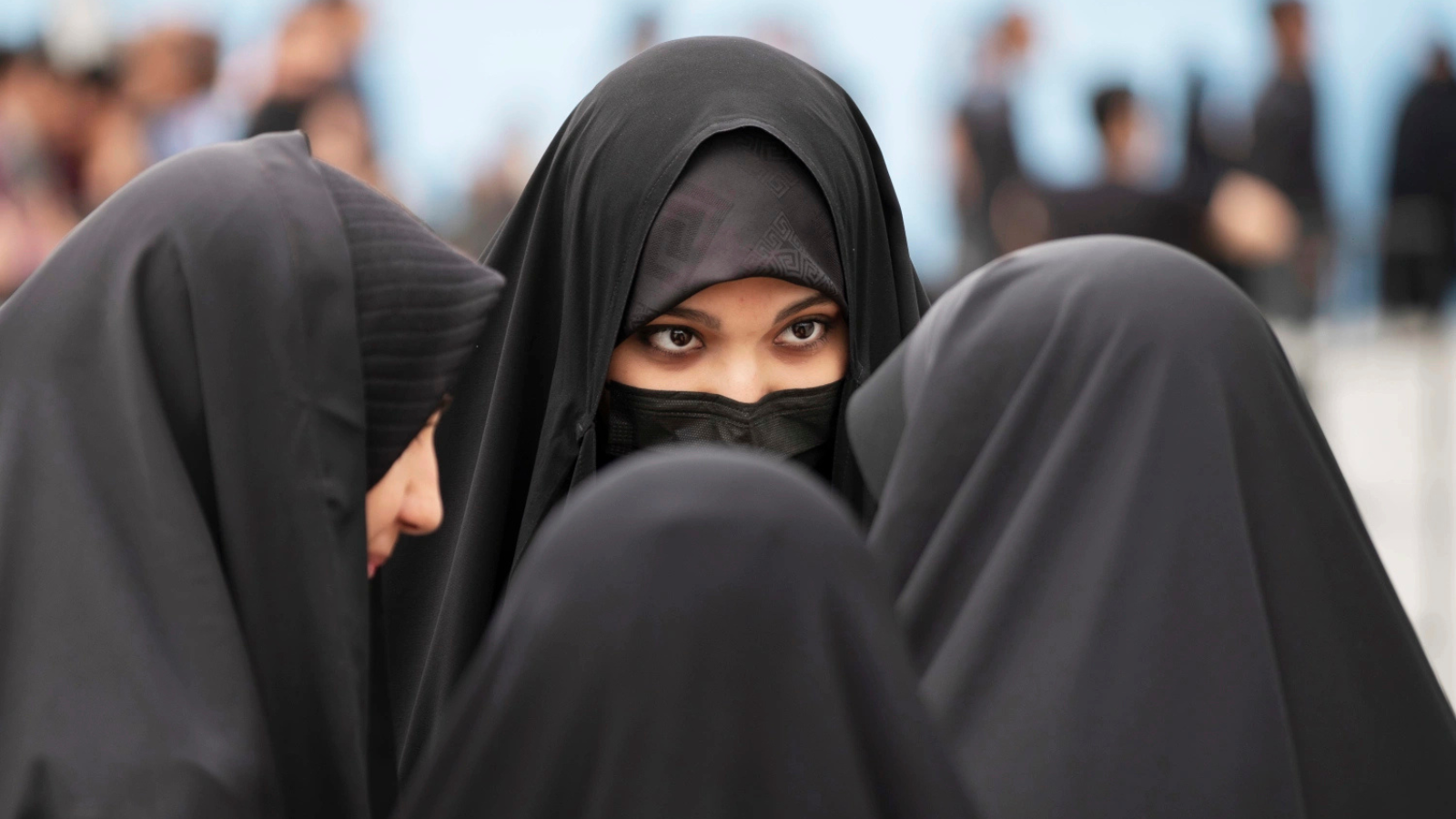 جدل "الحجاب الإجباري" يكشف عمق الانقسامات في إيران