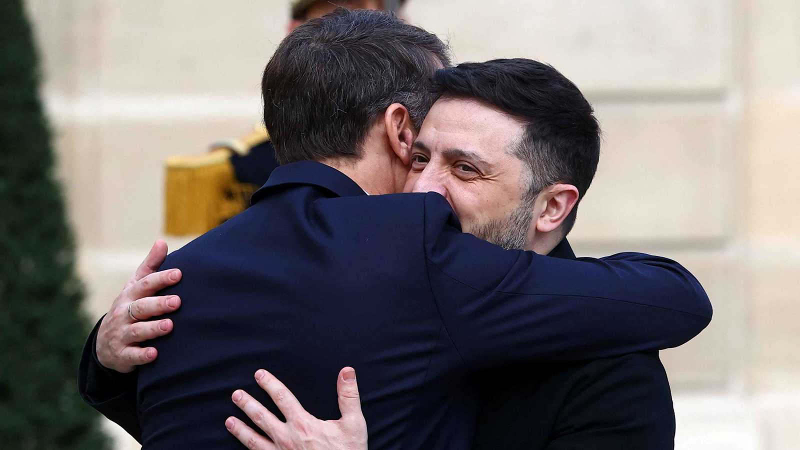 استمرت لساعات.. زيلينسكي يكشف كواليس مباحثاته مع ماكرون