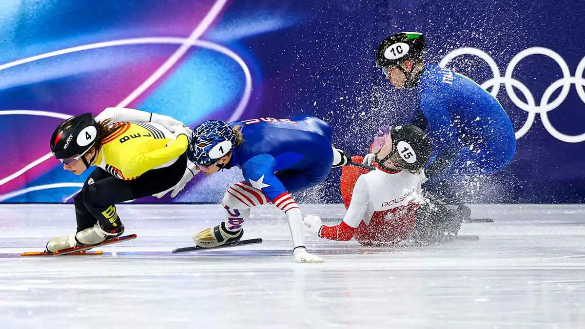 إصابة مروعة لمتسابقة بشفرة حذاء تزلج في "الأولمبياد الشتوية" (فيديو)