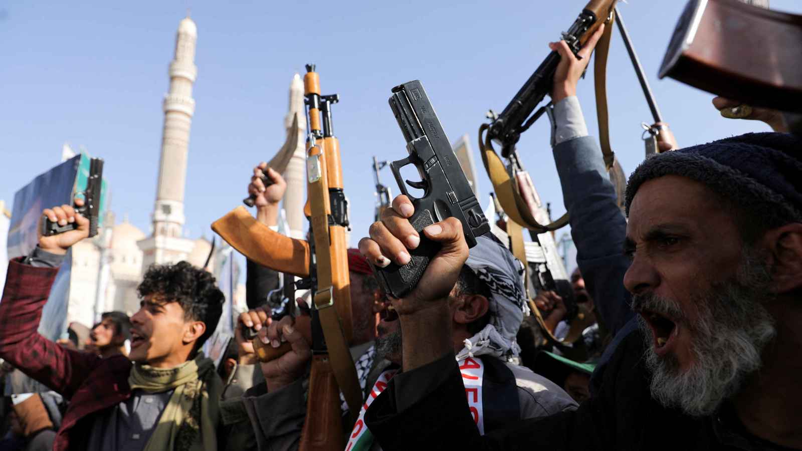 بعد حصار وانتهاكات.. الحوثيون يقتحمون قرية وسط اليمن