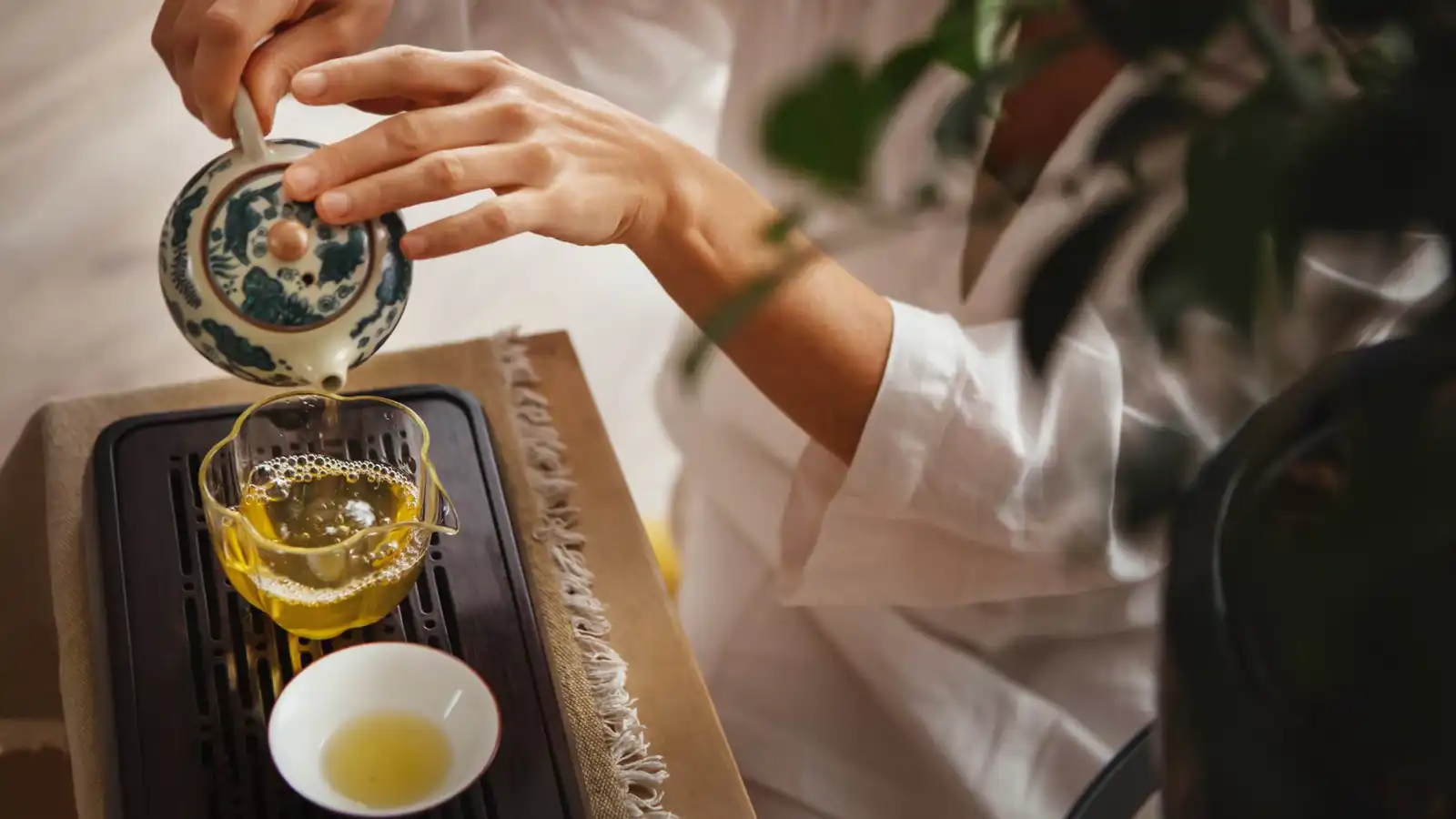 ماذا يحدث لجسمك عند شرب الشاي الأخضر يوميًا؟