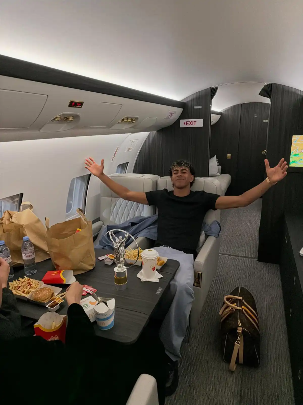 لامين يامال يتناول وجبة ماكدونالدز