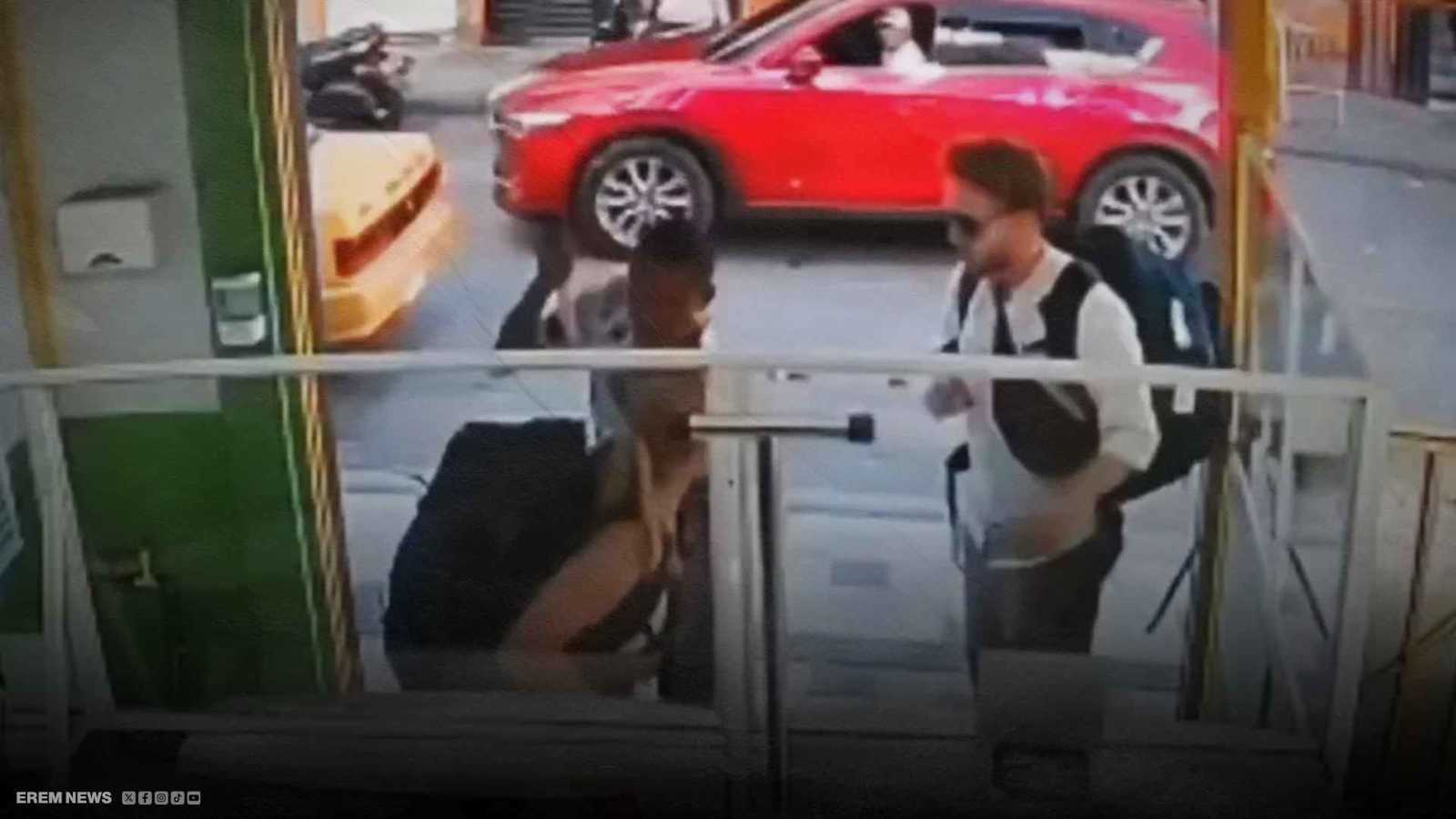 تركها تواجه السكين وحدها.. مقطع لسائح يشعل الغضب (فيديو إرم)