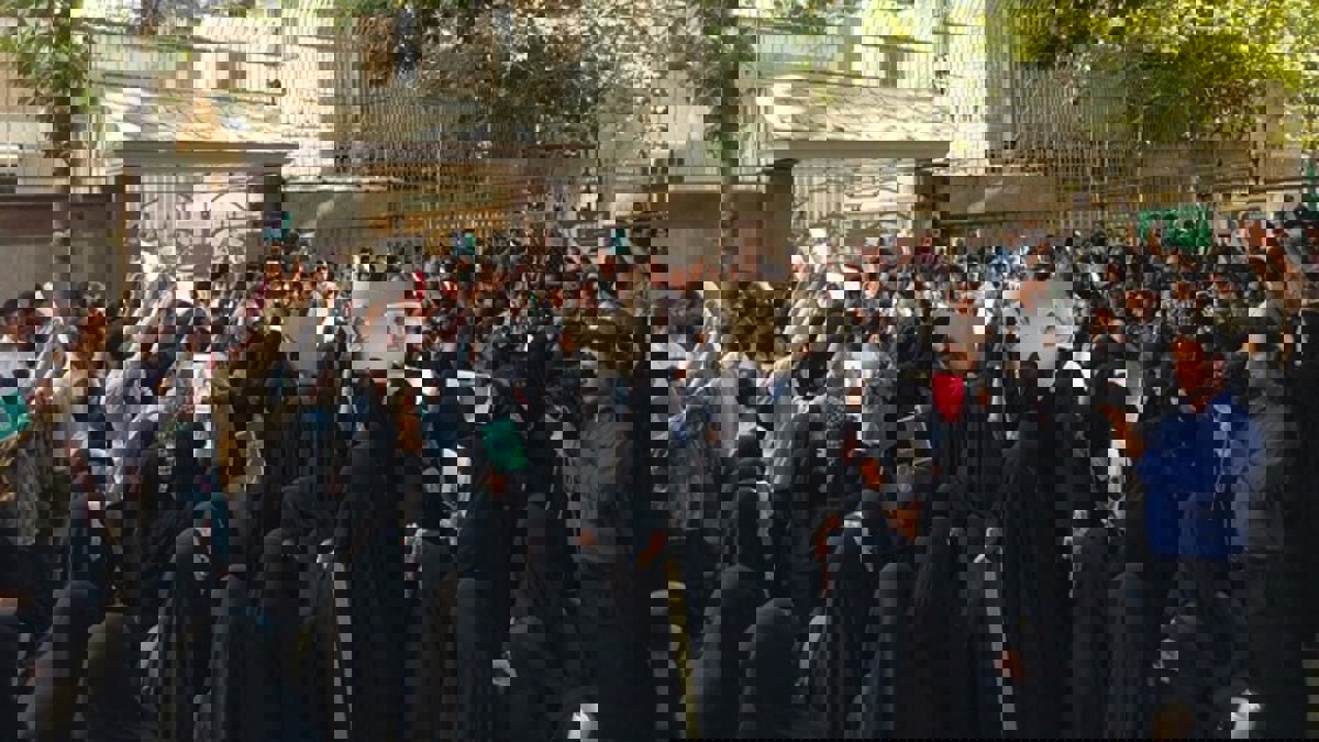 متشددون إيرانيون يتظاهرون أمام سفارة نيجيريا في طهران (صور)