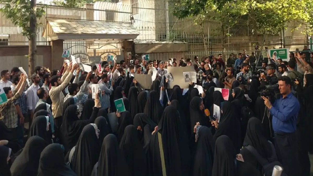 متشددون إيرانيون يتظاهرون أمام سفارة نيجيريا في طهران (صور)