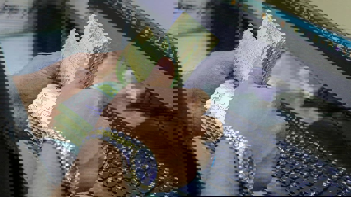 بعد أسابيع من التذبذب.. الريال اليمني يعاود الانهيار