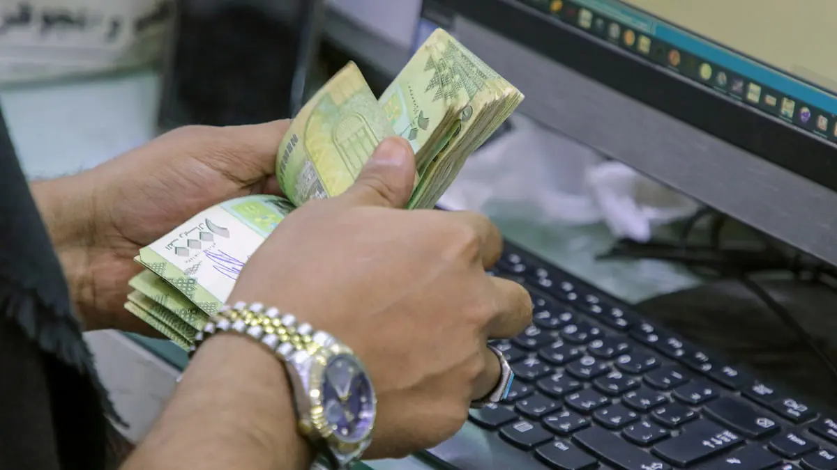 بعد أسابيع من التذبذب.. الريال اليمني يعاود الانهيار