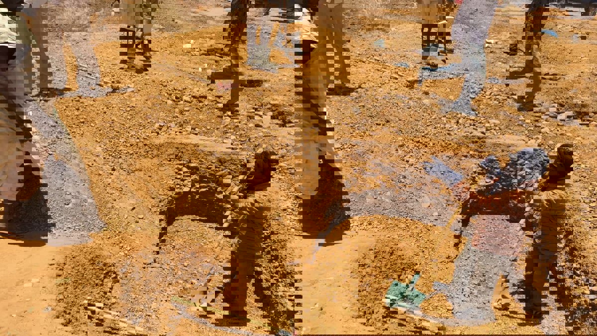 العثور على منقب موريتاني حيا بعد 4 أيام تحت الأنقاض