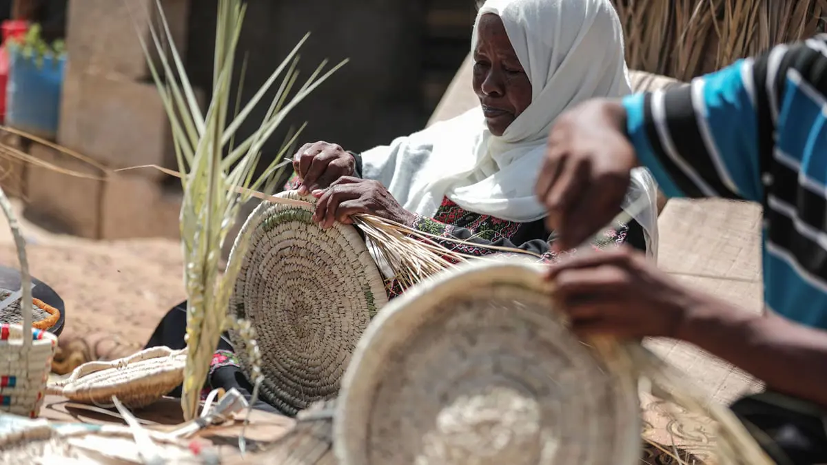 الليبيون يستخدمون نبات الحلفا لإحياء حرفة محلية قديمة