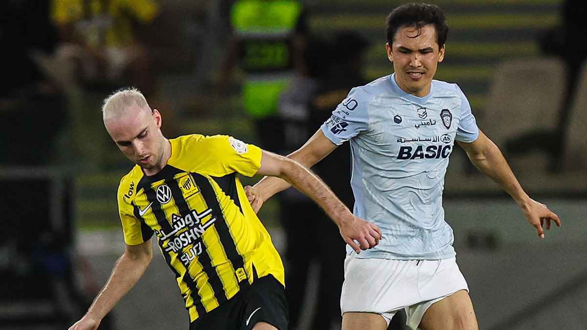 نجم الاتحاد السعودي يكشف سر "الصبغة الصفراء" (فيديو)