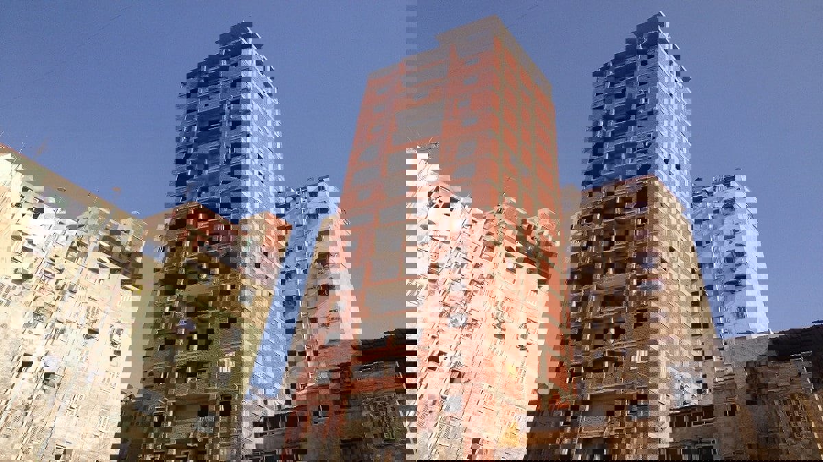 السلطات المصرية تُزيل عقارا مخالفا مضى على تشييده نصف قرن (صور)