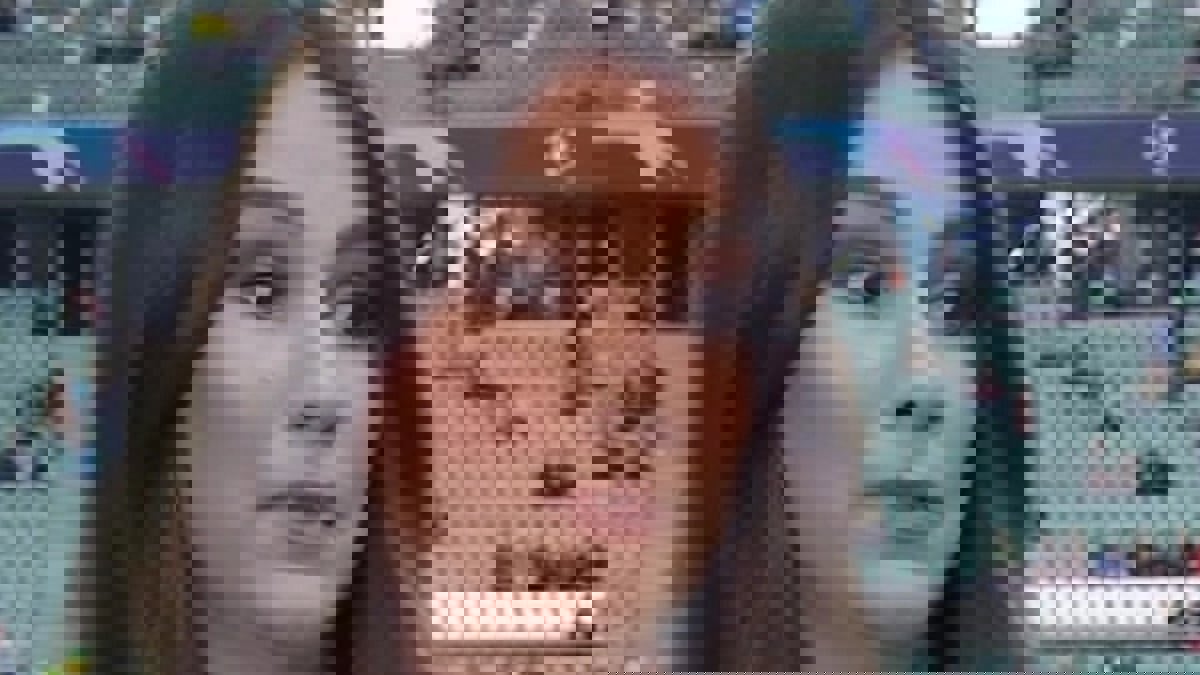 صدمة مراسلة تلفزيونية بعدما سدد جو هارت الكرة في ظهرها (فيديو)