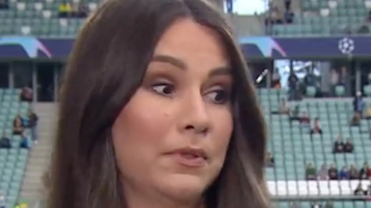 صدمة مراسلة تلفزيونية بعدما سدد جو هارت الكرة في ظهرها (فيديو)