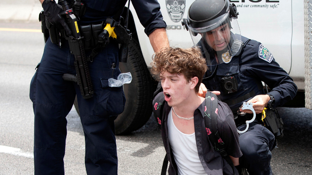 مينيسوتا تنشر مزيدا من القوات لمواجهة أعمال العنف.. وترامب يهدد