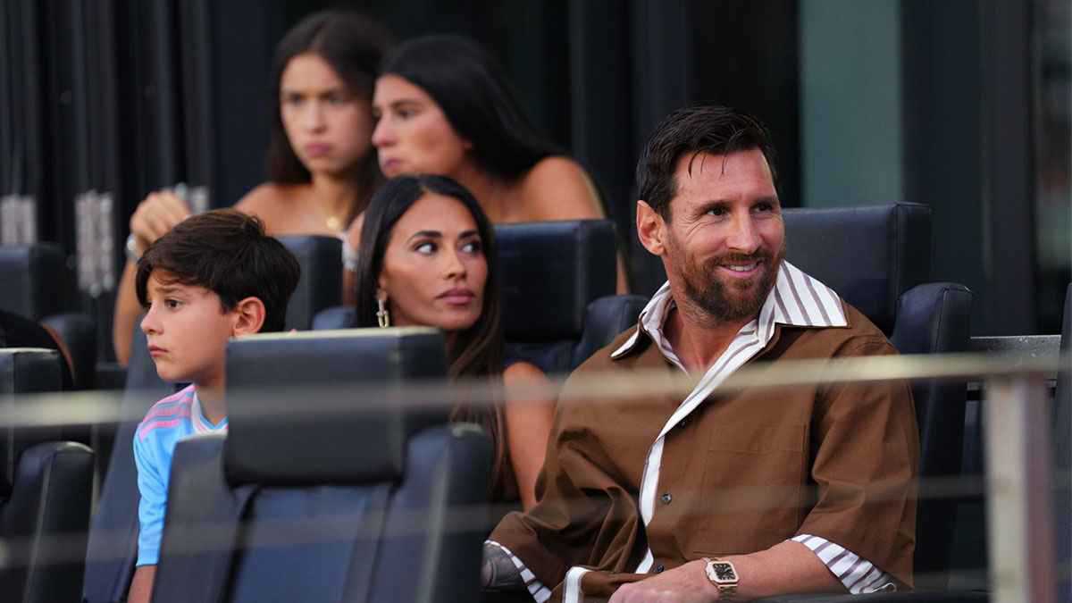 من المرأة التي أثارت غيرة أنتونيلا بعد قبلة لميسي؟ (فيديو)