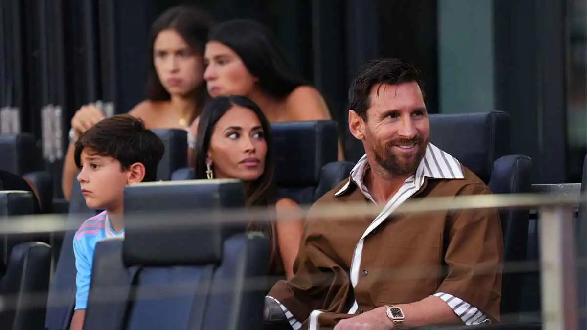 من المرأة التي أثارت غيرة أنتونيلا بعد قبلة لميسي؟ (فيديو)