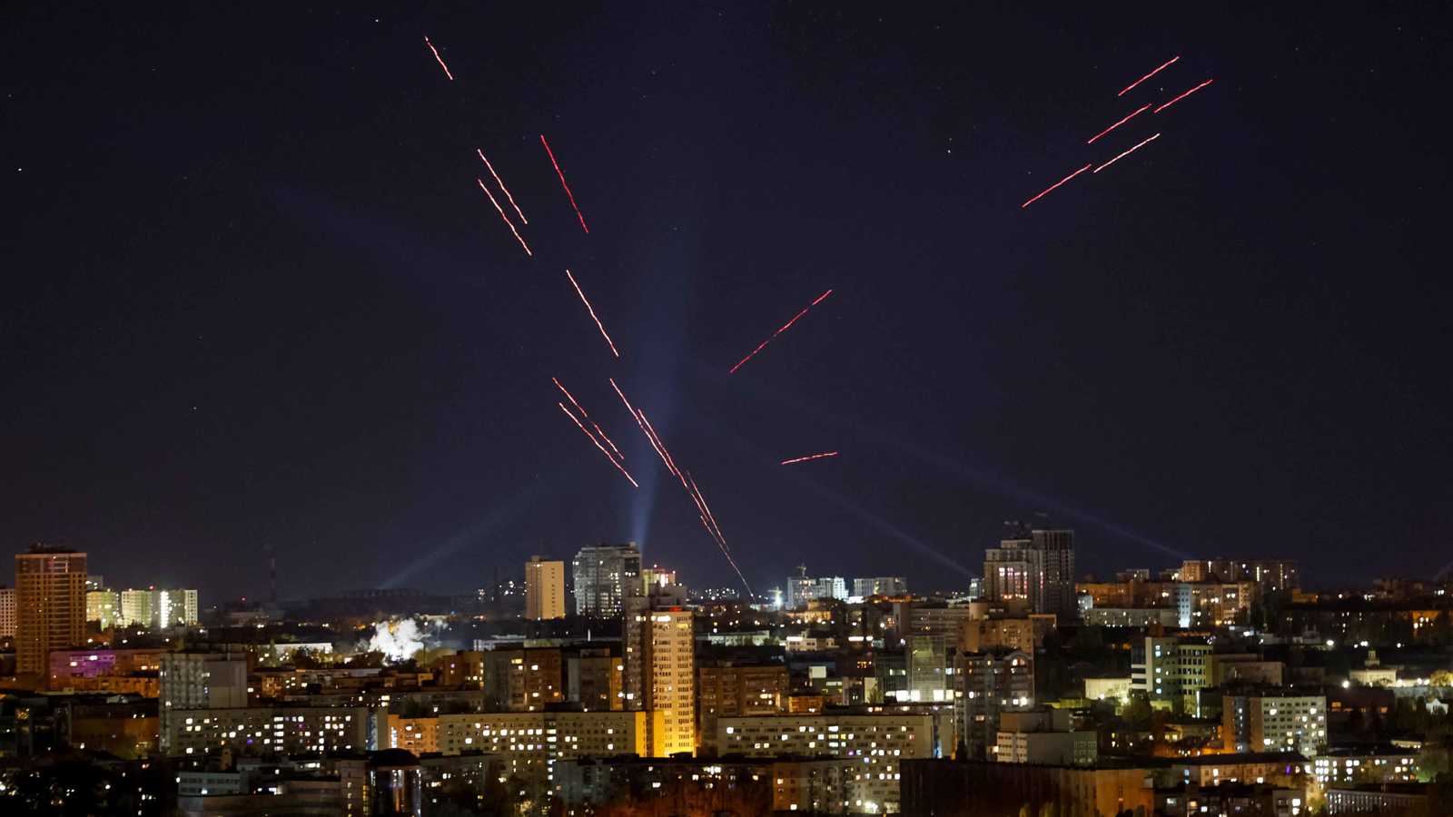 انفجارات تهز  سماء كييف والسلطات تعلن حالة الإنذار