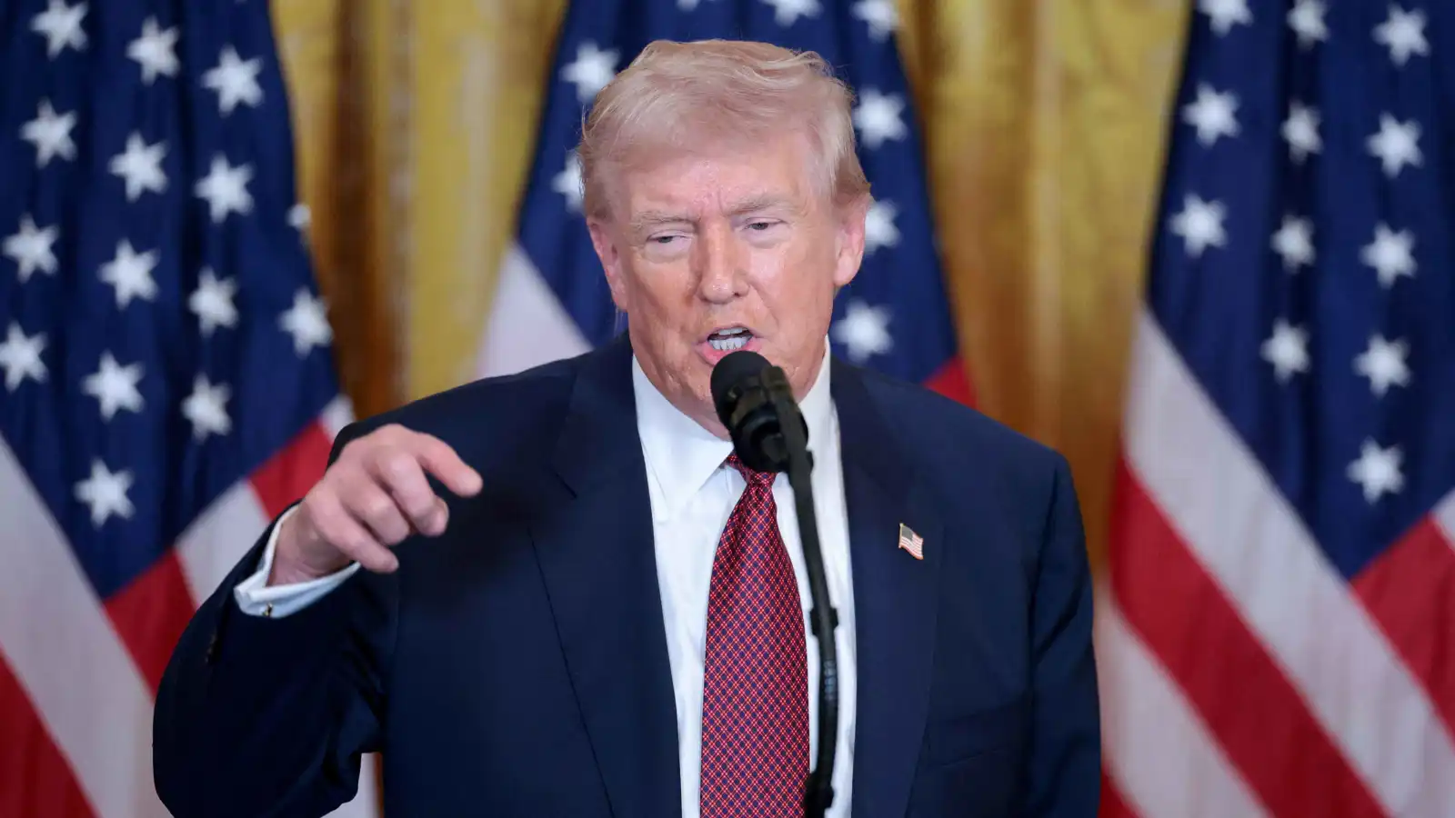 "صورة ناطقة".. ترامب يبعث رسالة حرب تنذر بقرب ضربة إيران