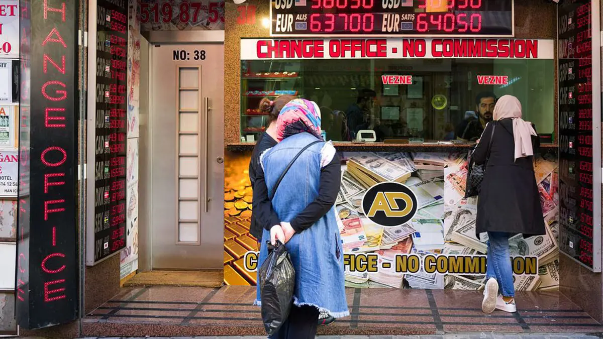 الليرة التركية تسجل تراجعا قياسيا.. واحتياطيات البنك المركزي دون الصفر