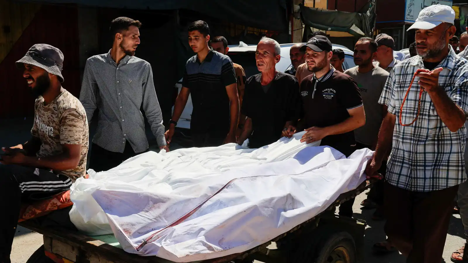 20 قتيلا في غزة بينهم منتظرو مساعدات بقصف إسرائيلي