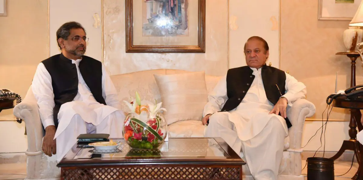 إخضاع رئيسيْ وزراء باكستان عباسي ونواز شريف للتحقيق