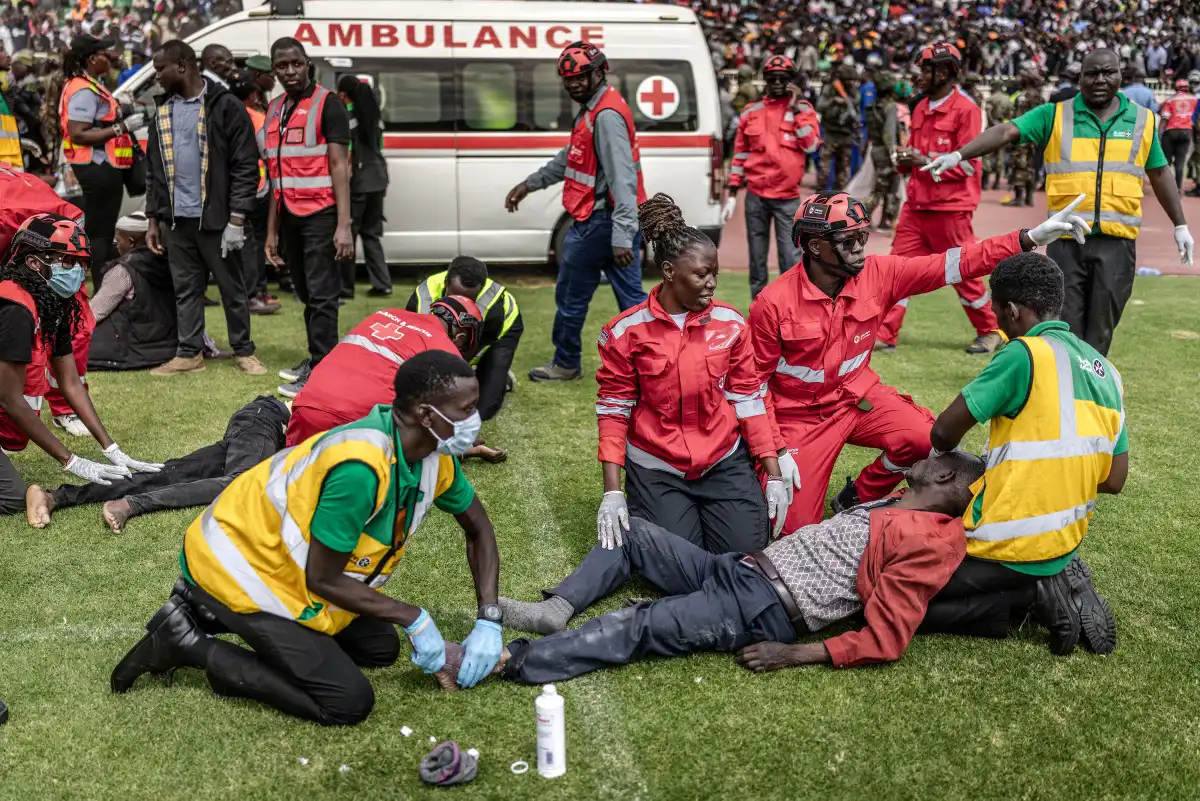 جريح يتلقى الإسعافات