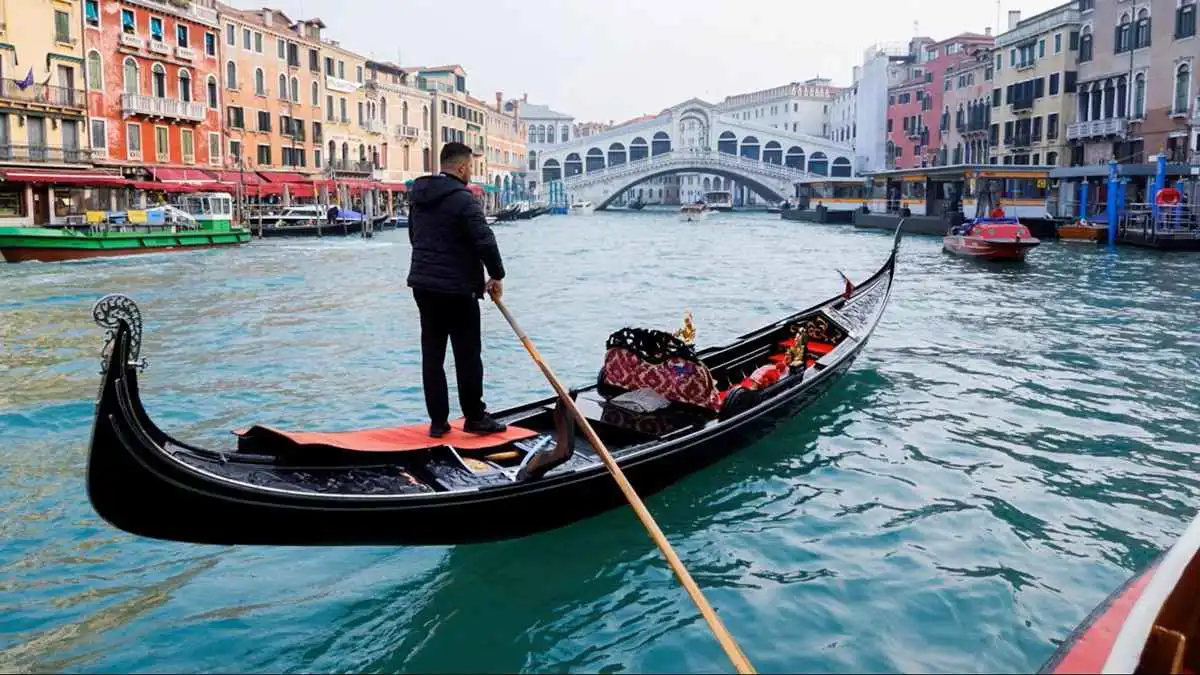 جندول في القناة الكبرى أمام جسر ريالتو في البندقية، إيطاليا.