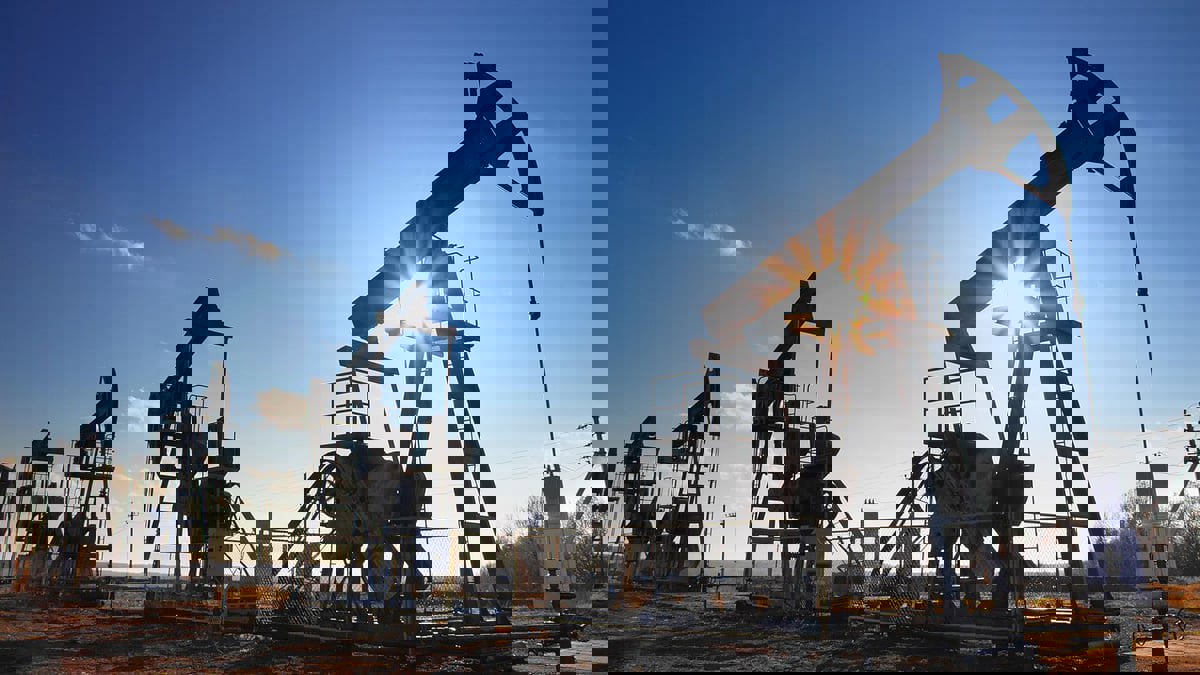 أسعار النفط تهبط 4%