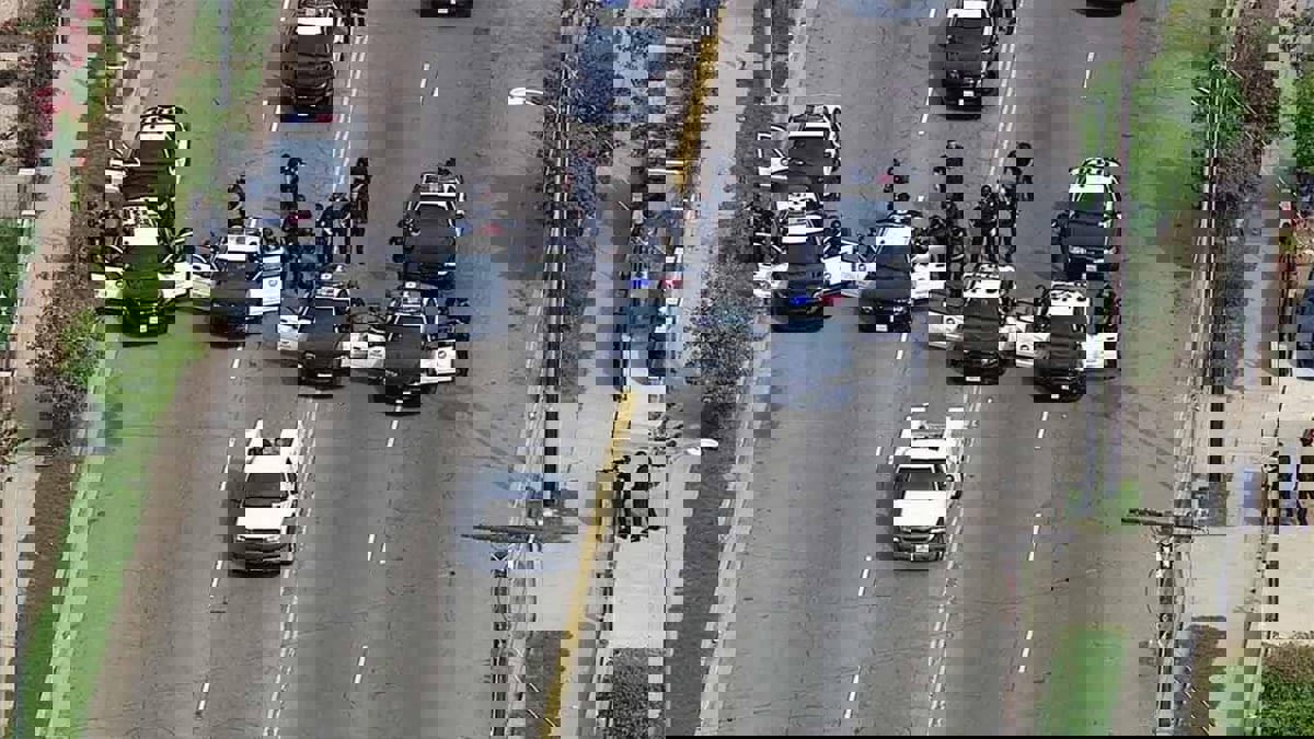 سرق سيارة شرطة لتقليد مشهد سينمائي.. فلقي مصرعه (فيديو)