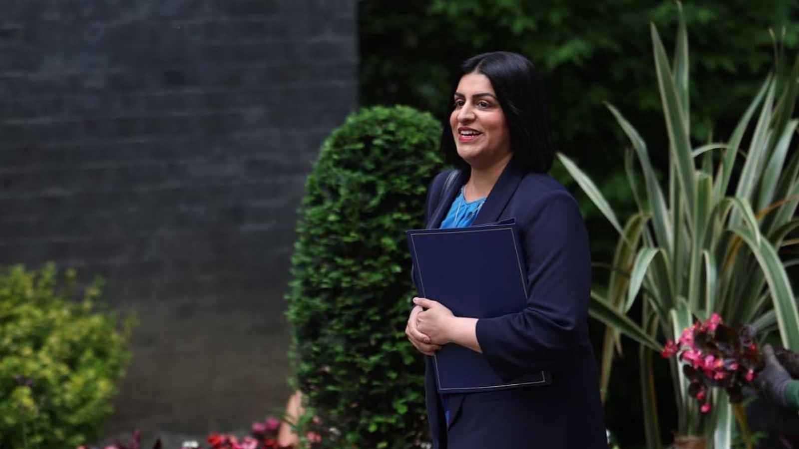 بريطانيا تقرر تشديد شروط منح الإقامة الدائمة للمهاجرين