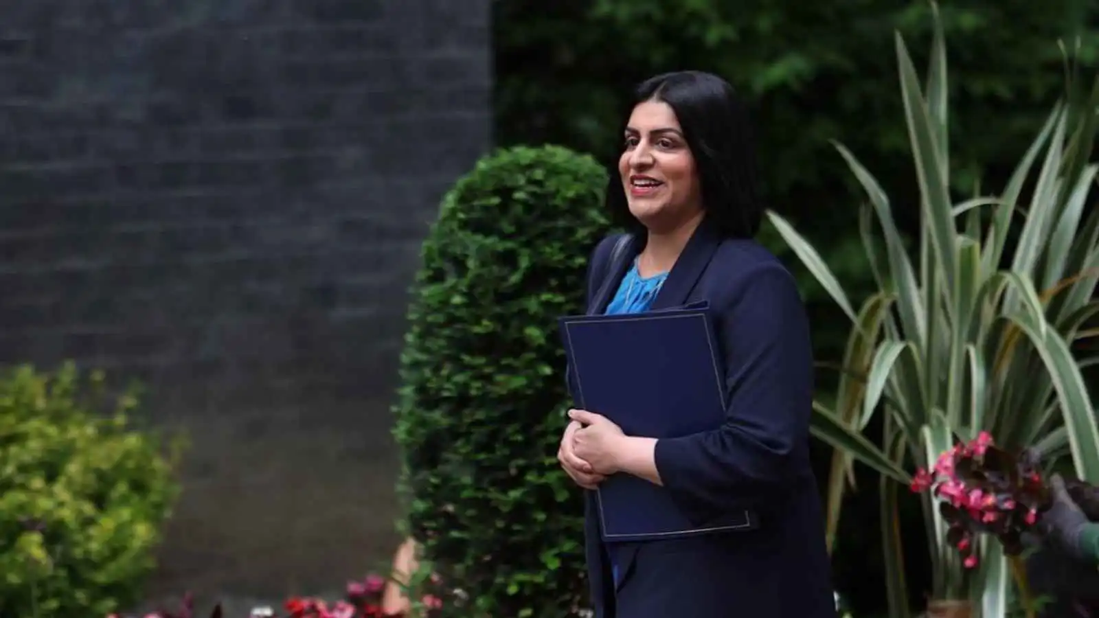 بريطانيا تقرر تشديد شروط منح الإقامة الدائمة للمهاجرين