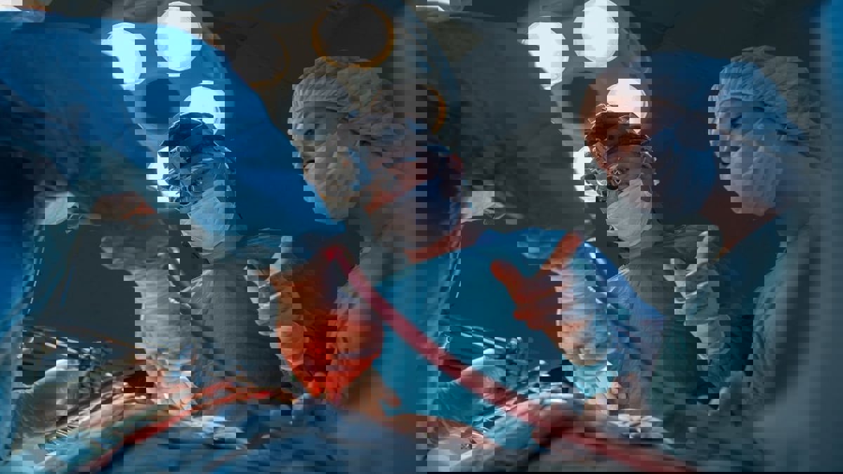 جرّاحو تجميل يعيدون بأعجوبة تشكيل هيئة رجل سُحق وجهه 