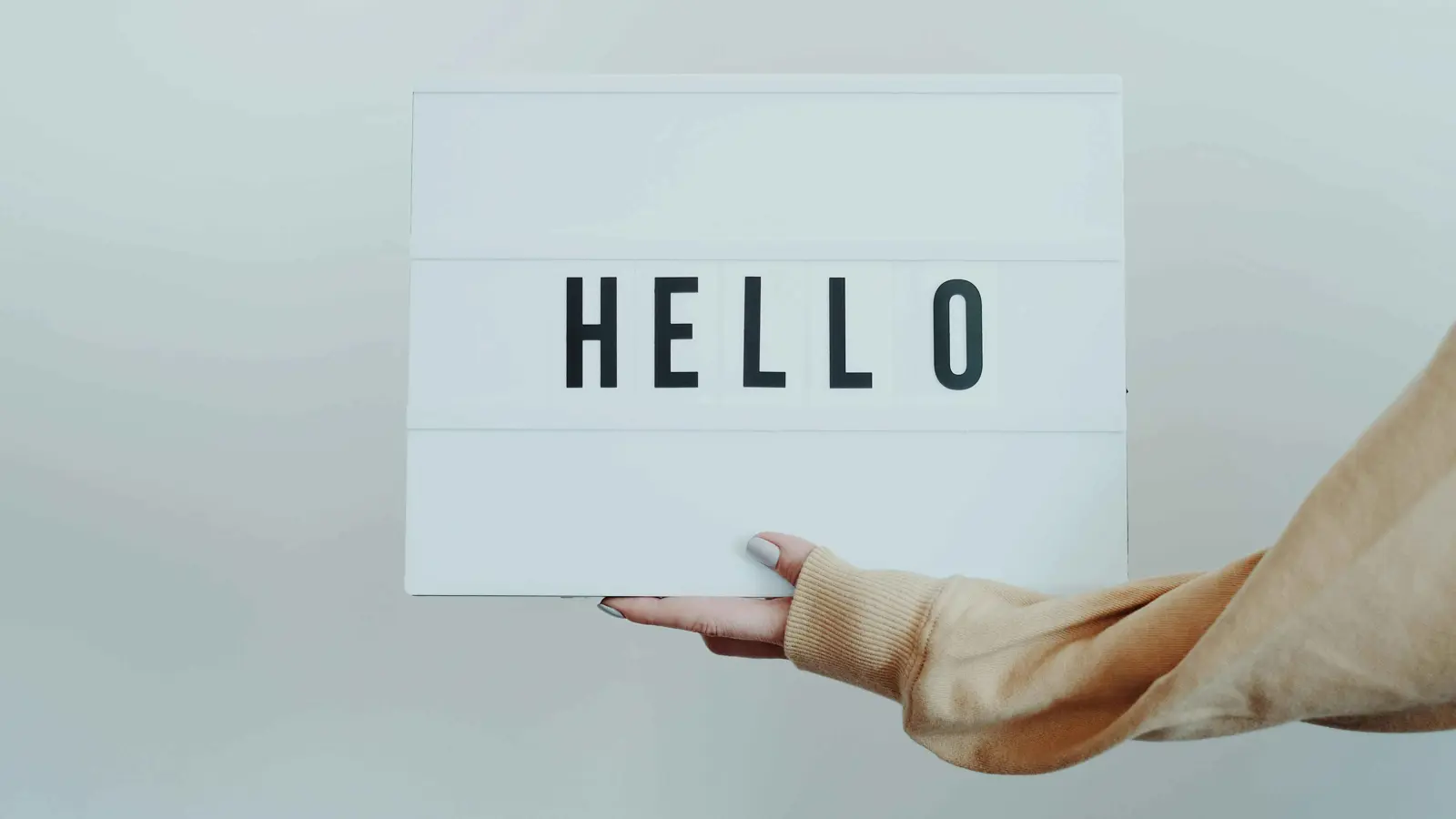 فرنسية تكتسب لهجة إنجليزية "مميزة" بعد عملية إزالة للوزتين (فيديو)