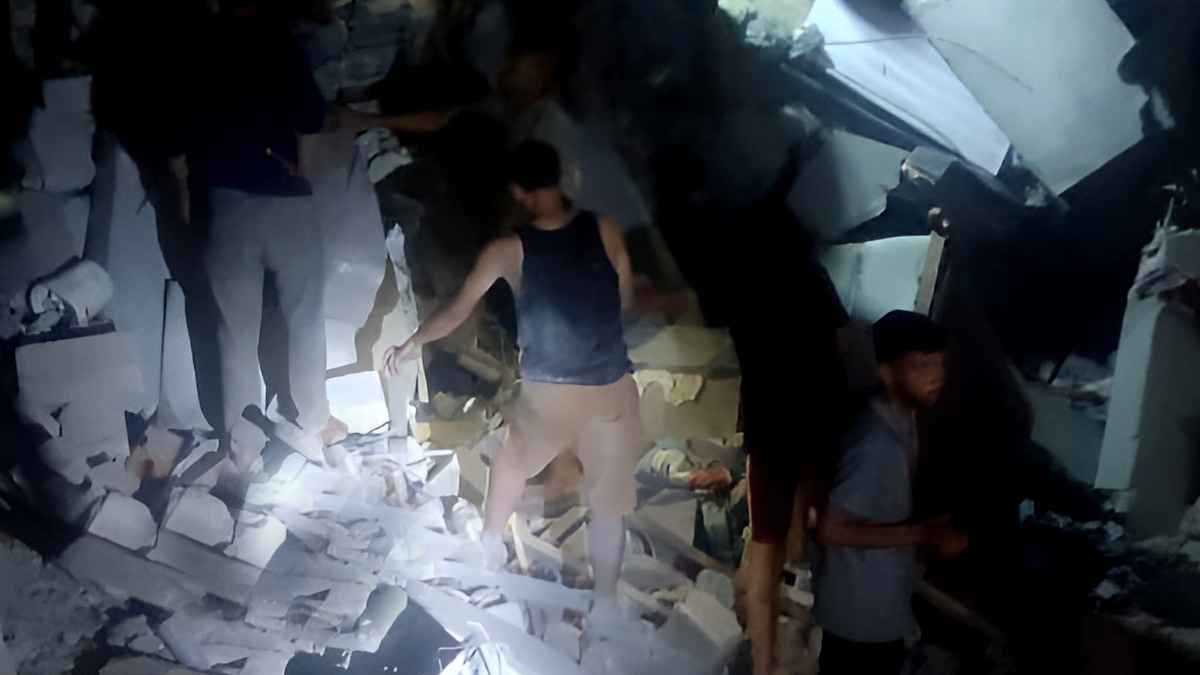 طالت "مناطق إنسانية".. غارات عنيفة توقع عشرات القتلى في غزة (فيديو)